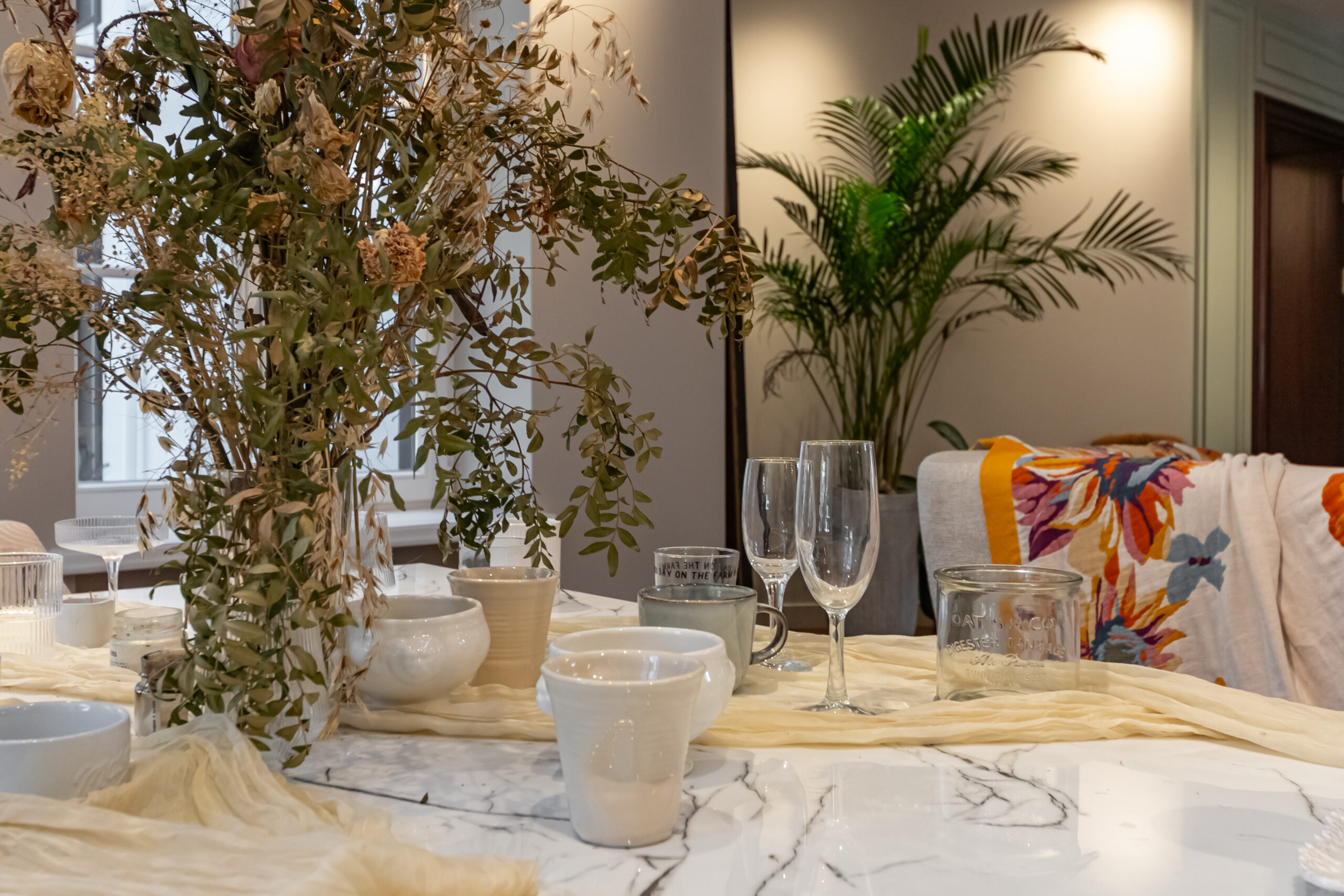 Сервированный стол с сухоцветами в The Atrium
